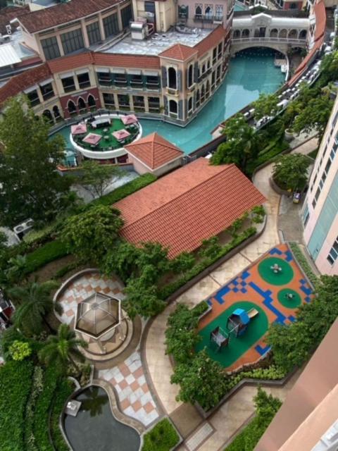 Luxury Bgc Condo In Taguig, Mckinley - Covered Parking And Wifi Free Экстерьер фото
